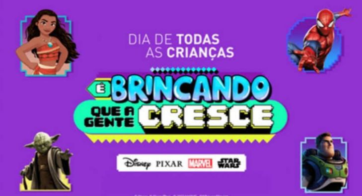 Imagem de fundo roxo, com desenhos nas laterais - Moana, Yoda, Buzz Lightyear e Homem Aranha. No centro da imagem a frase: “Dia de Todas as crianças - é brincando que a gente cresce” escrita na cor branca e azul. Na parte inferior, estão agrupados os logos da Disney, Pixar, Marvel e Star Wars.